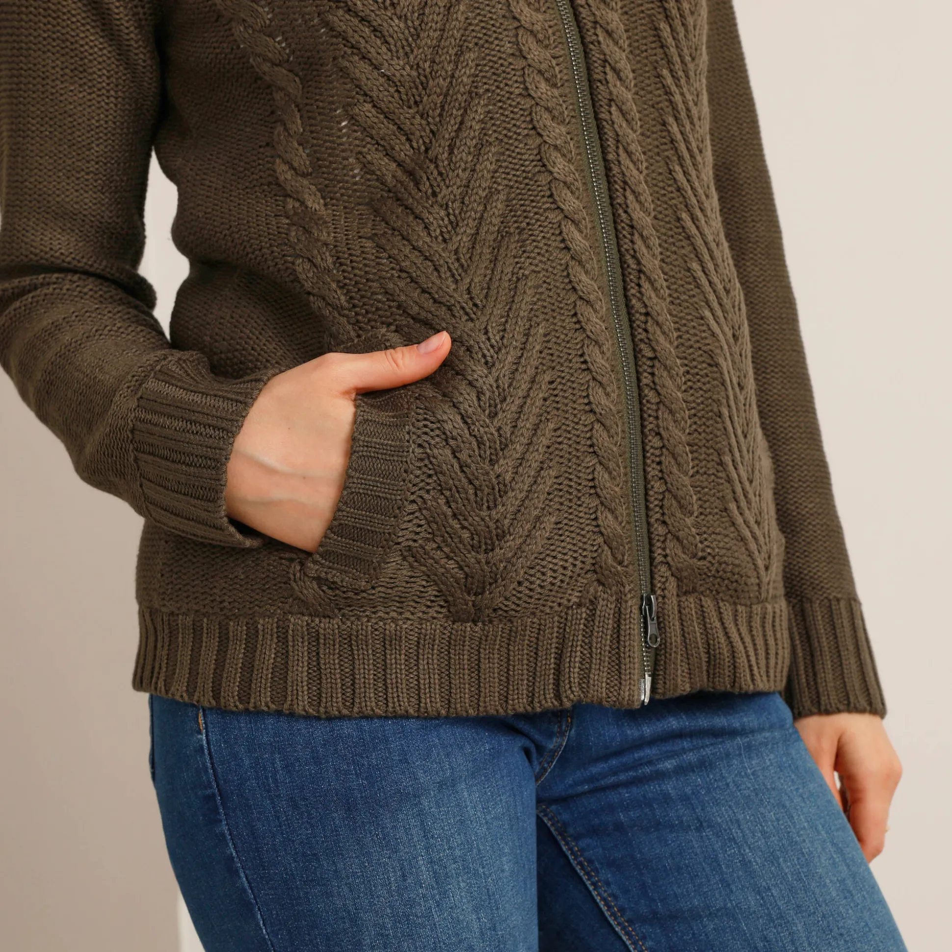 Vest met rits en kabelmotieven, gevoerd met pluchetricot