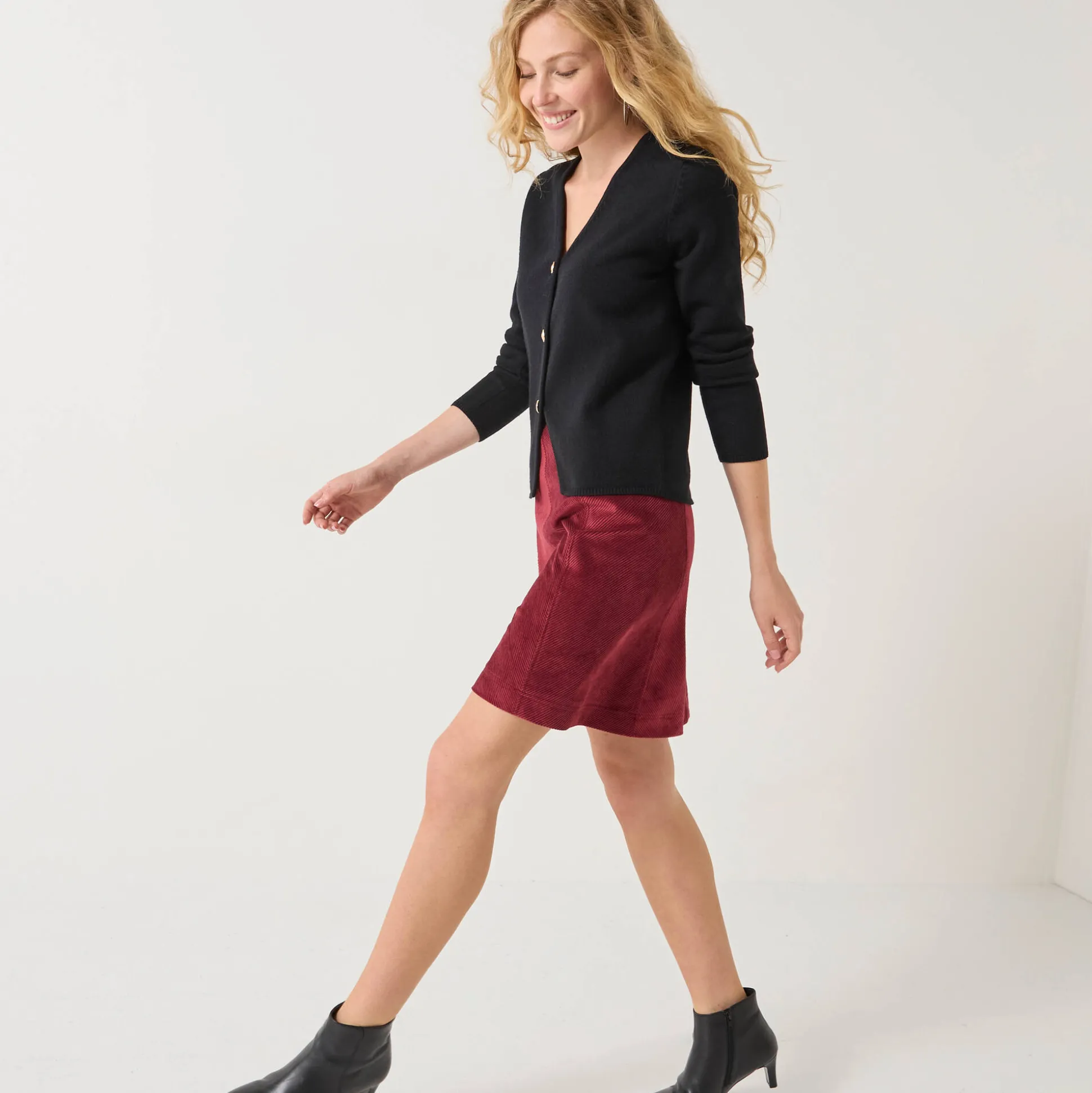 Vest met V-hals, knoopsluiting en asymmetrische onderkant