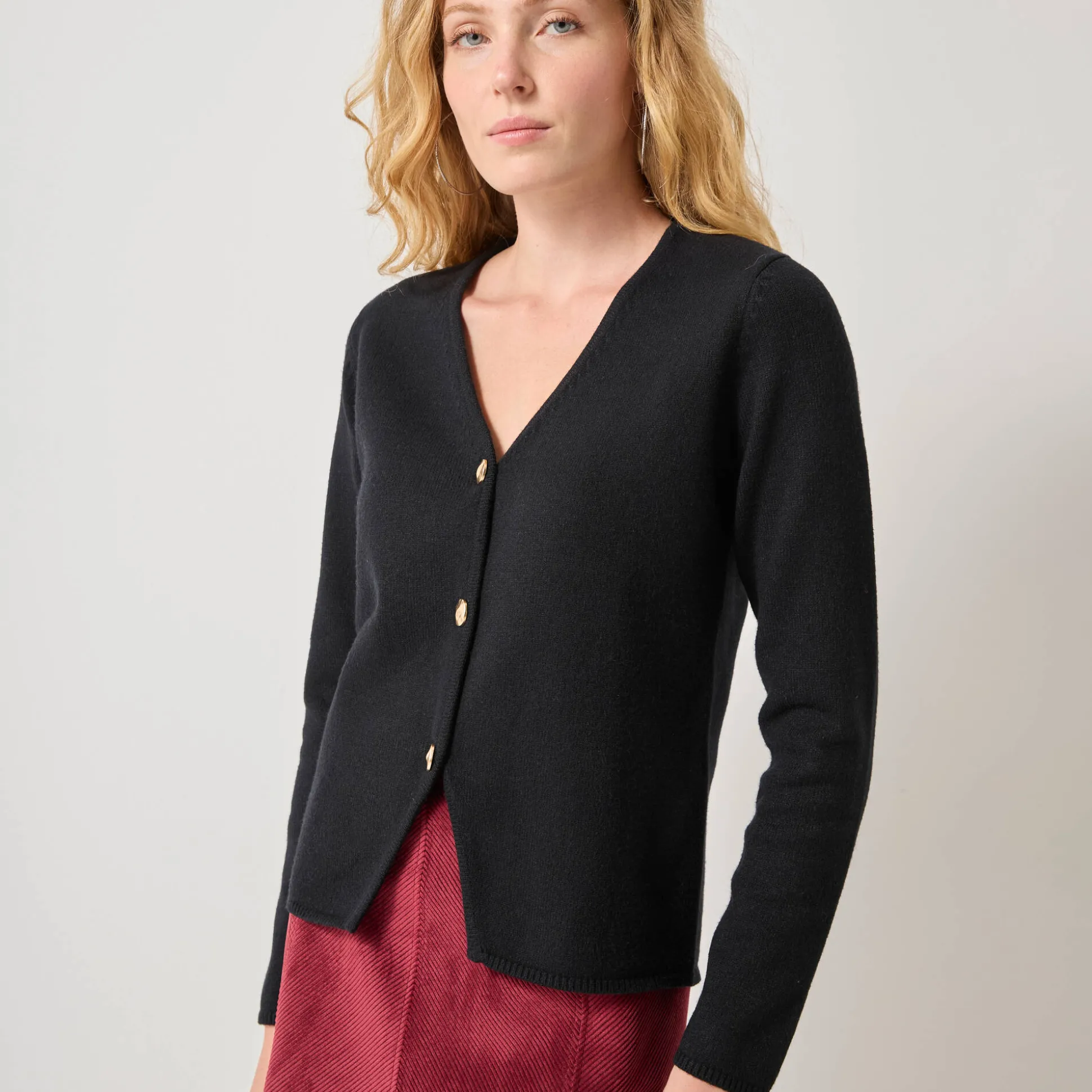Vest met V-hals, knoopsluiting en asymmetrische onderkant