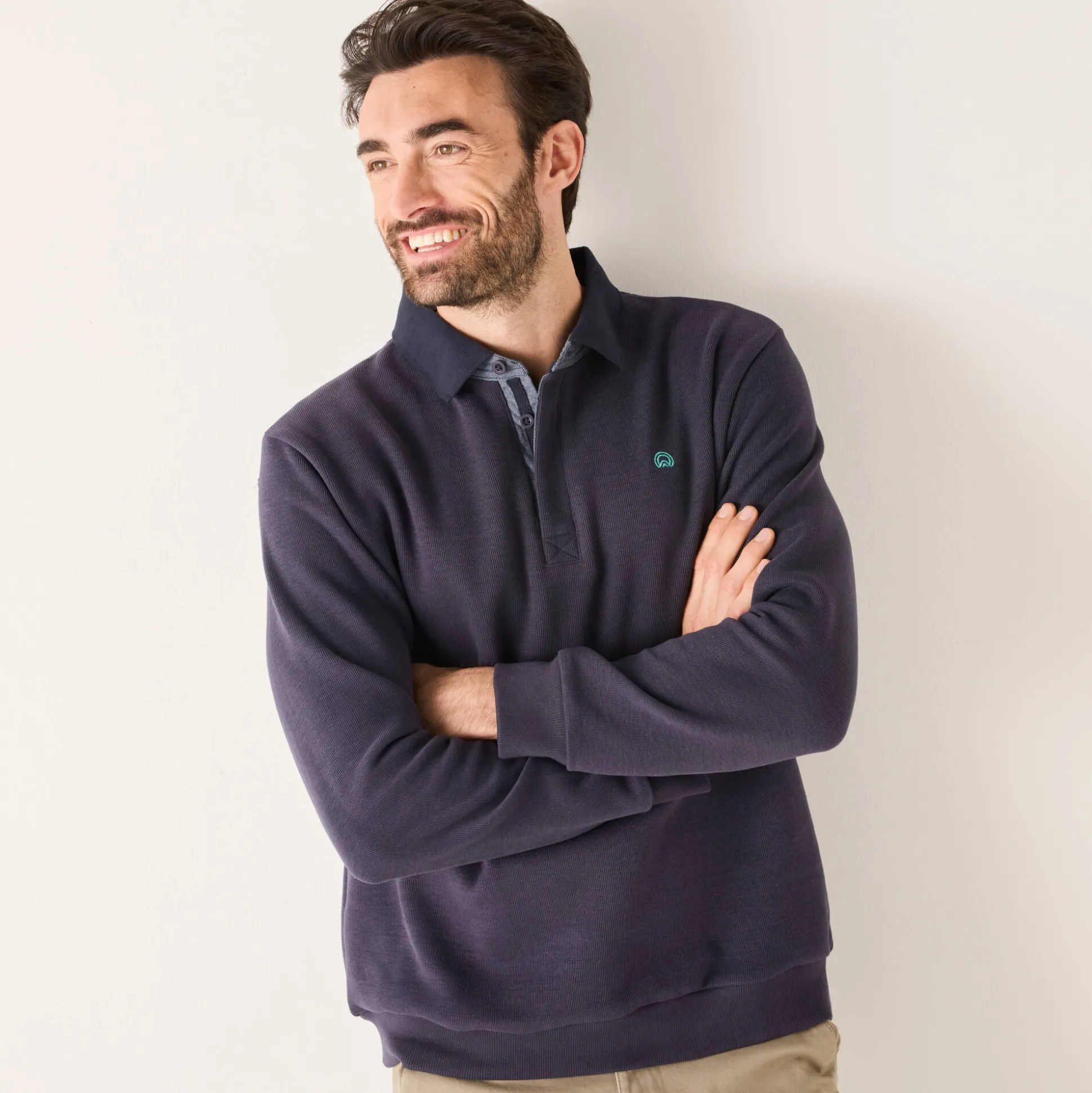 Warme sweater met polokraag, borduursel op de borst, in ribtricot