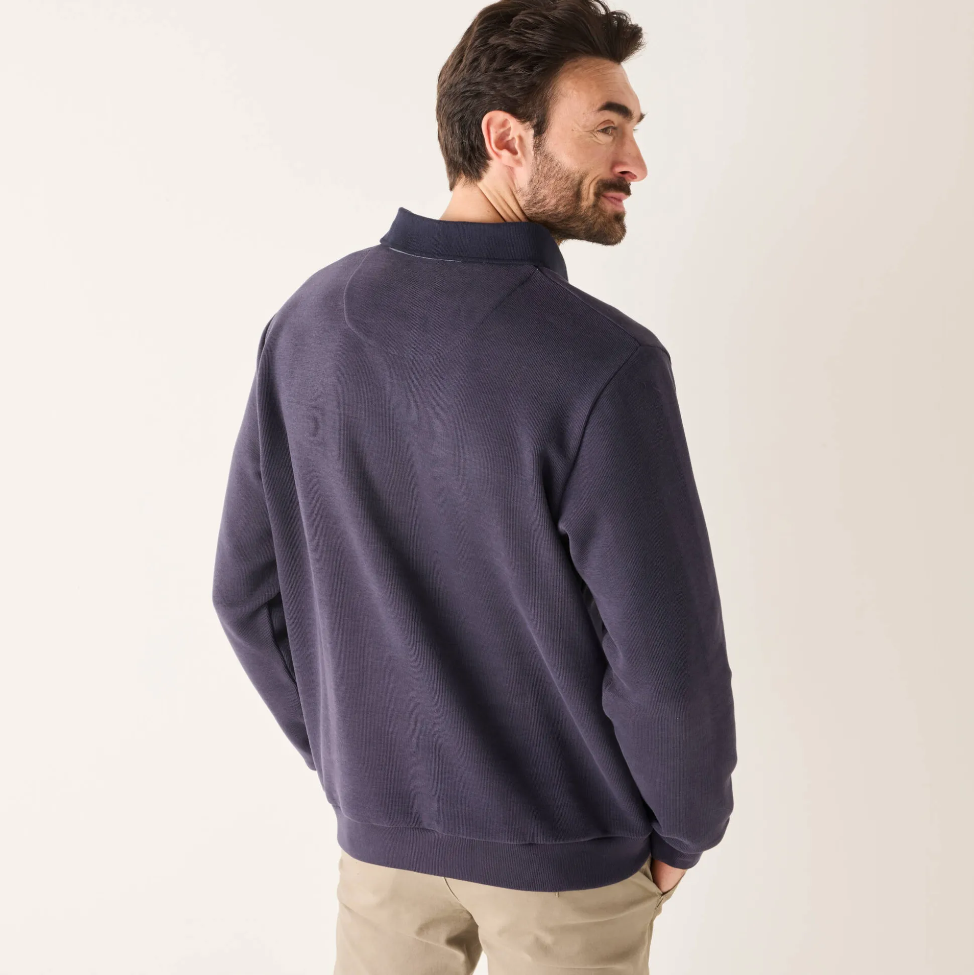 Warme sweater met polokraag, borduursel op de borst, in ribtricot
