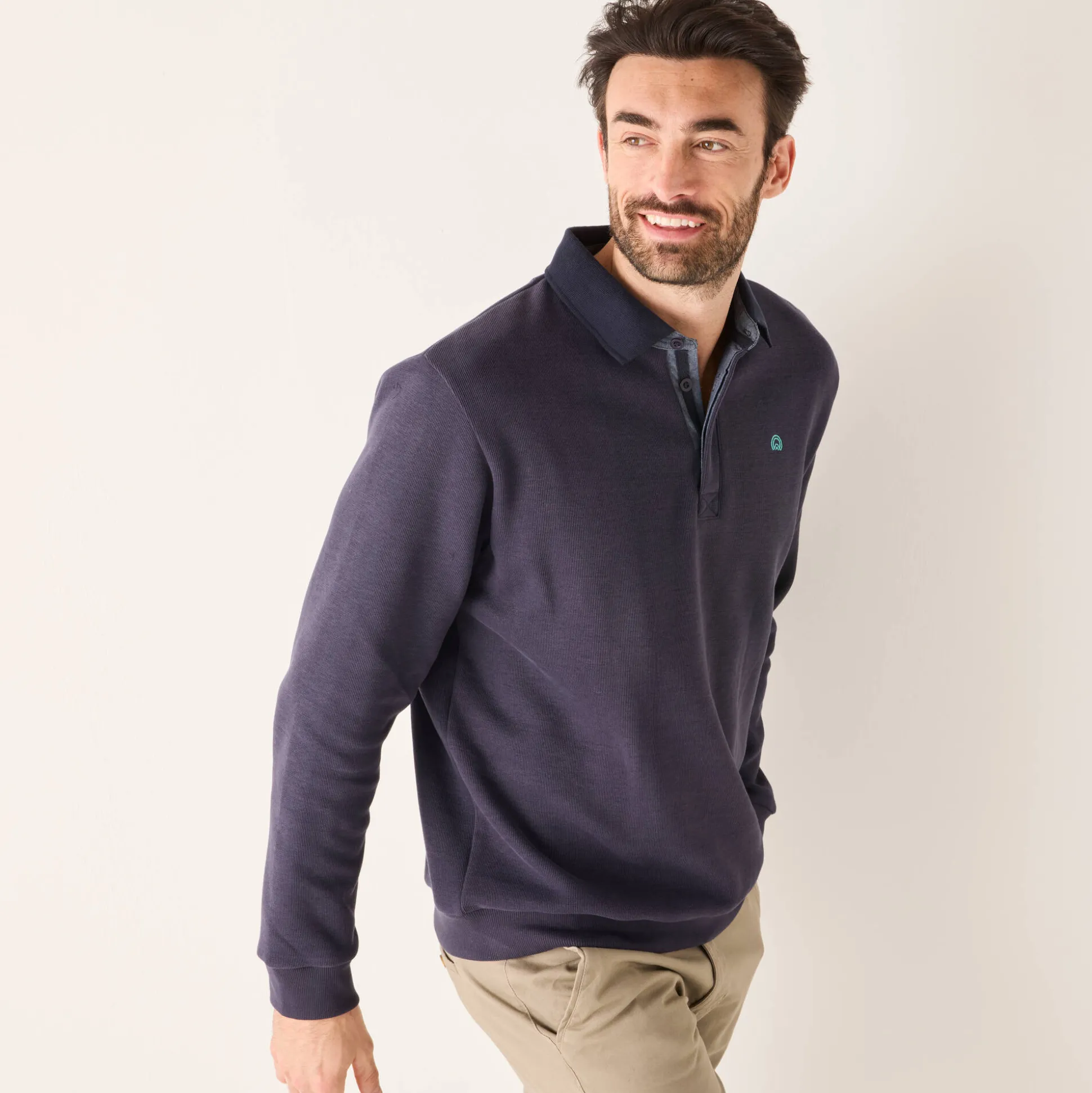 Warme sweater met polokraag, borduursel op de borst, in ribtricot