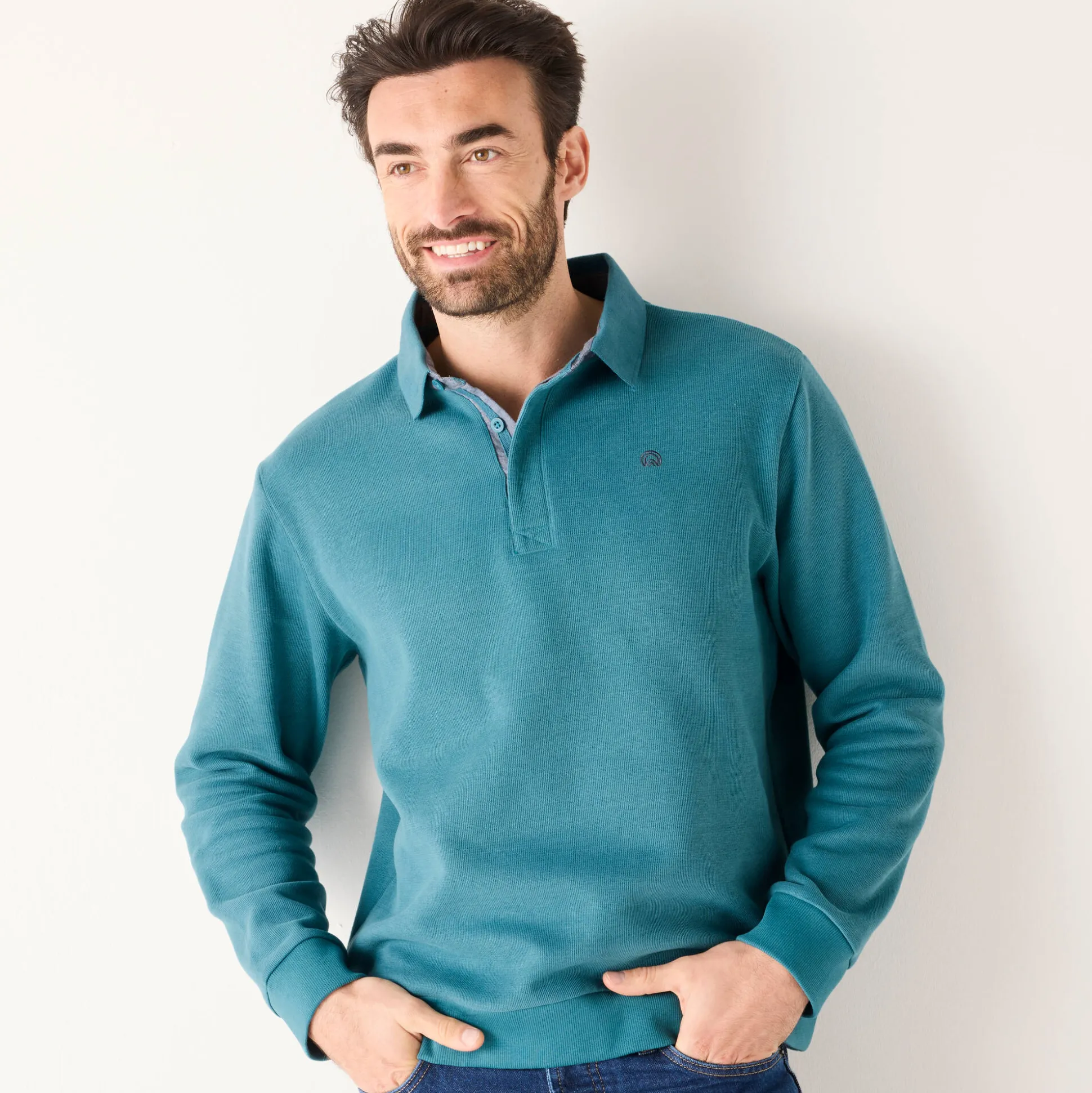 Warme sweater met polokraag, borduursel op de borst, in ribtricot
