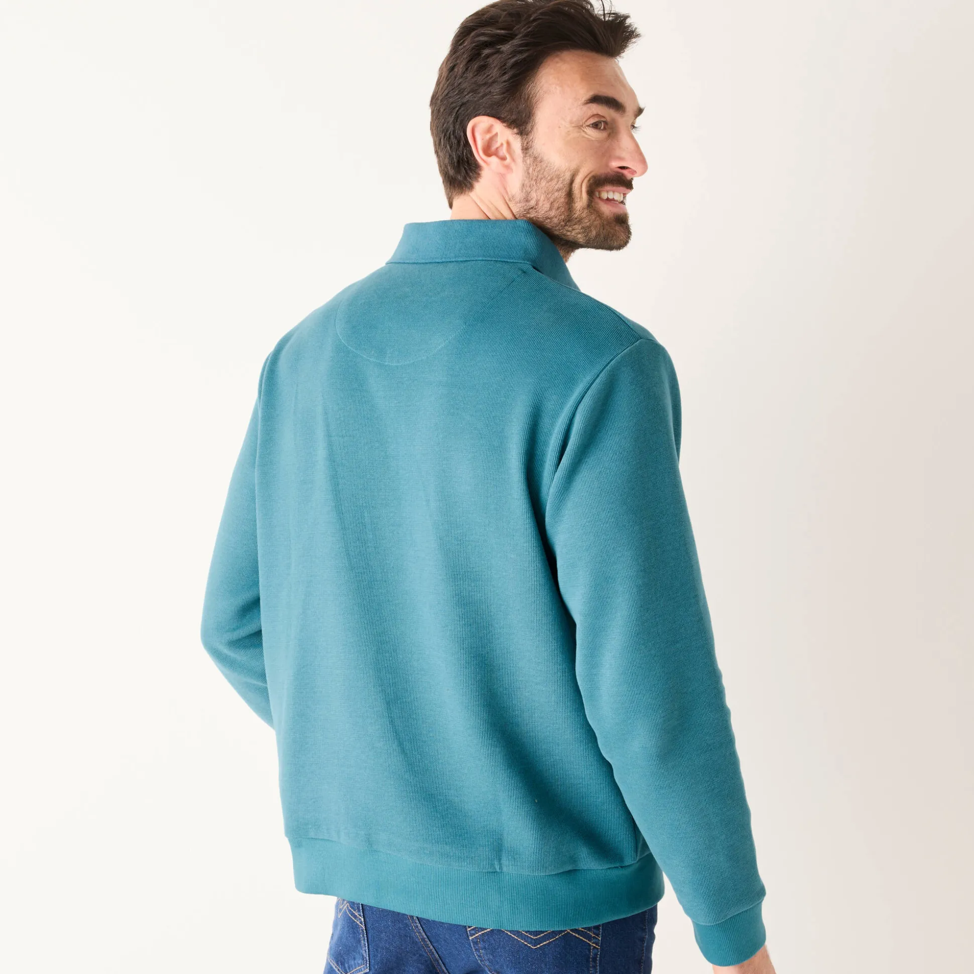Warme sweater met polokraag, borduursel op de borst, in ribtricot