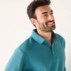 Warme sweater met polokraag, borduursel op de borst, in ribtricot