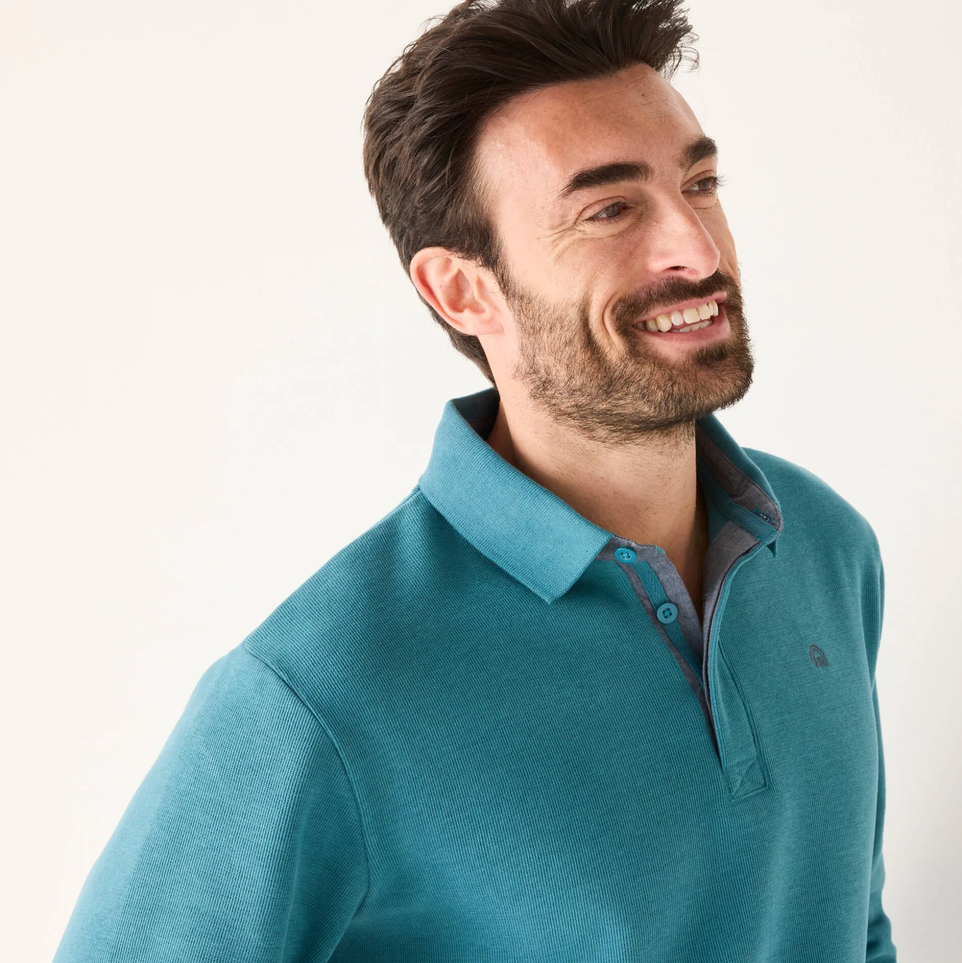 Warme sweater met polokraag, borduursel op de borst, in ribtricot