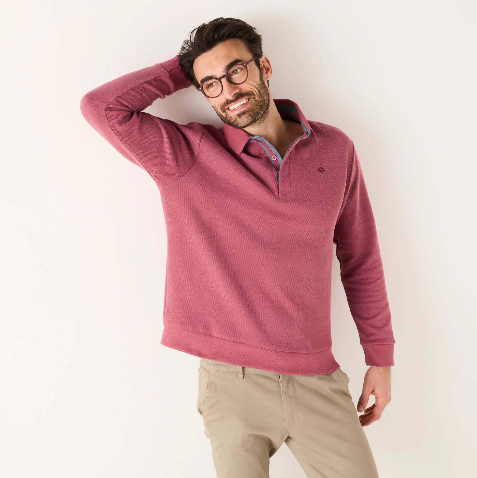 Warme sweater met polokraag, borduursel op de borst, in ribtricot