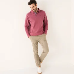 Warme sweater met polokraag, borduursel op de borst, in ribtricot