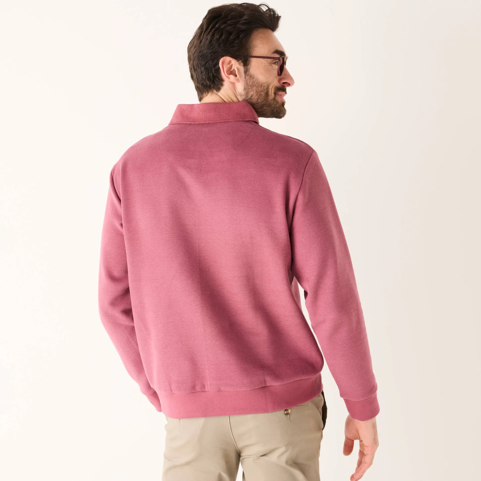 Warme sweater met polokraag, borduursel op de borst, in ribtricot