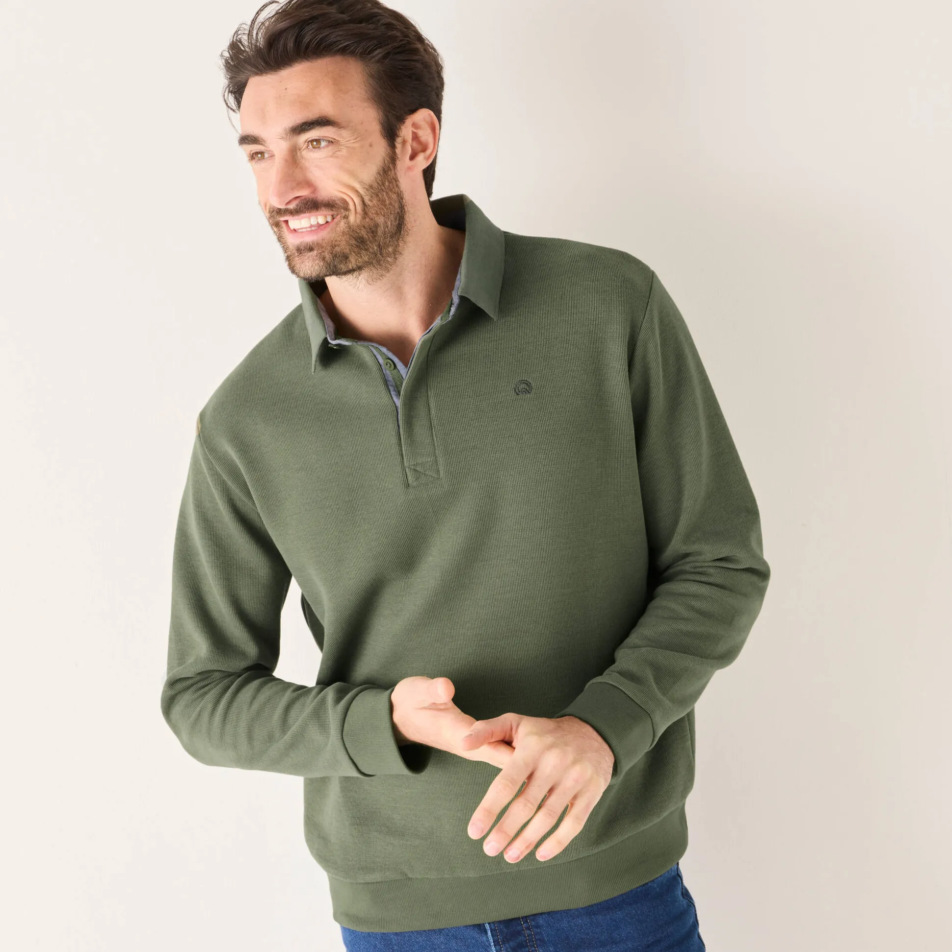 Warme sweater met polokraag, borduursel op de borst, in ribtricot