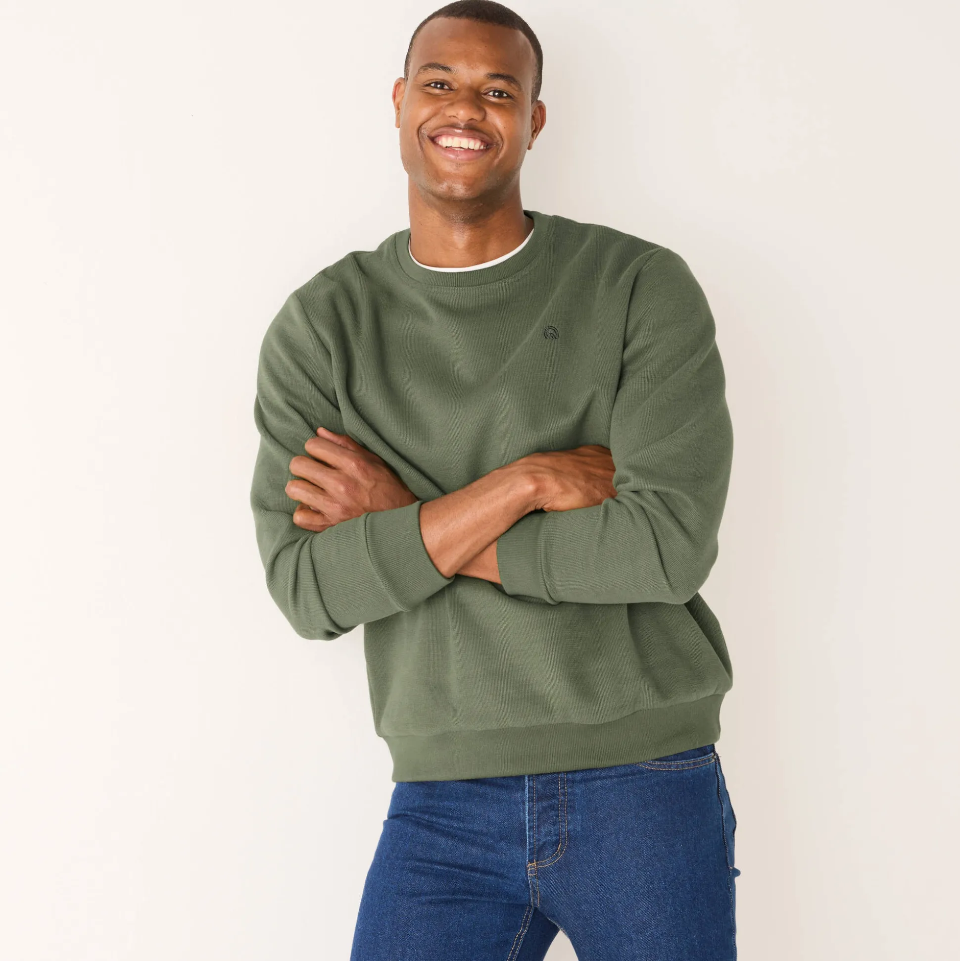 Warme sweater met ronde hals, borduursel op de borst, in ribtricot