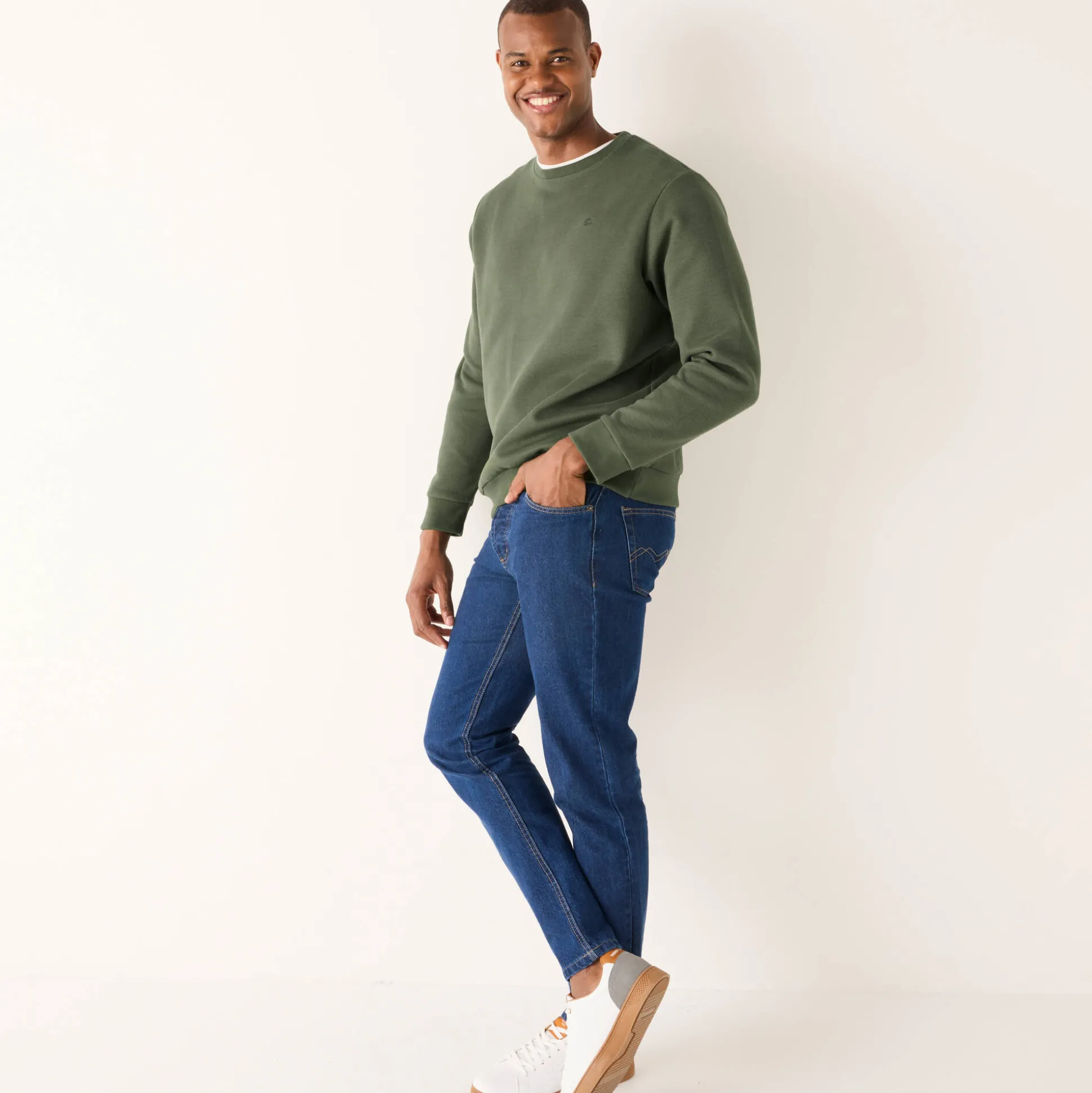 Warme sweater met ronde hals, borduursel op de borst, in ribtricot
