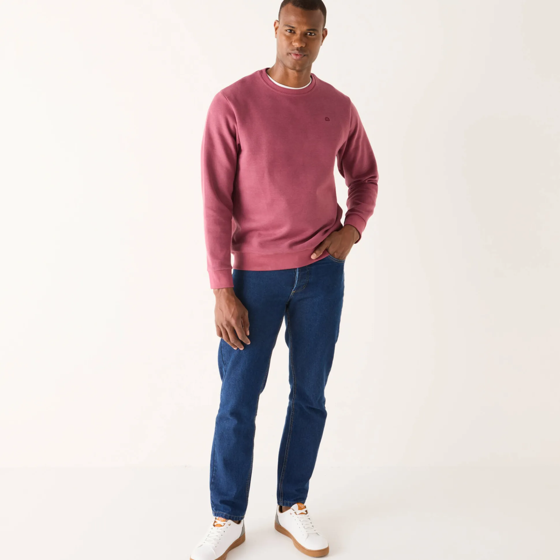 Warme sweater met ronde hals, borduursel op de borst, in ribtricot