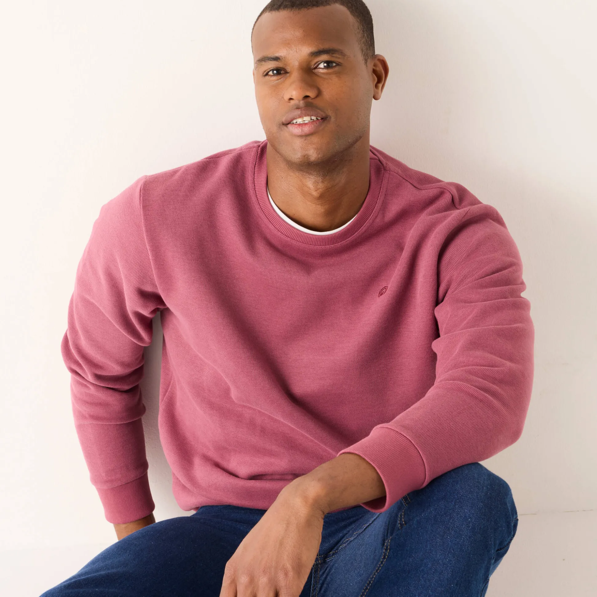 Warme sweater met ronde hals, borduursel op de borst, in ribtricot