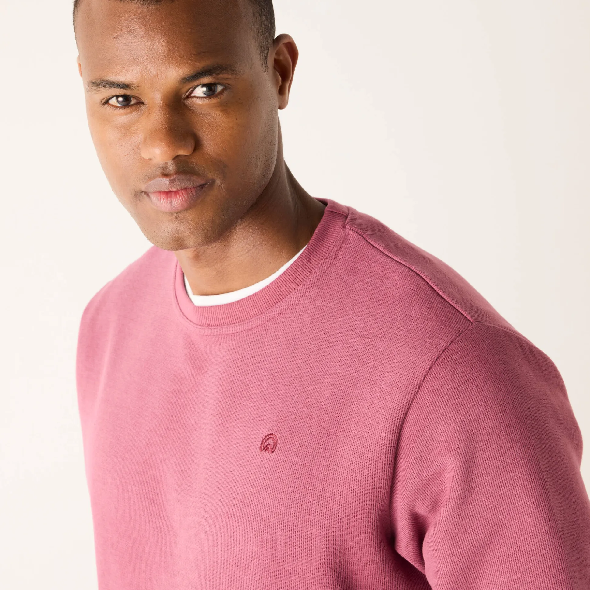 Warme sweater met ronde hals, borduursel op de borst, in ribtricot