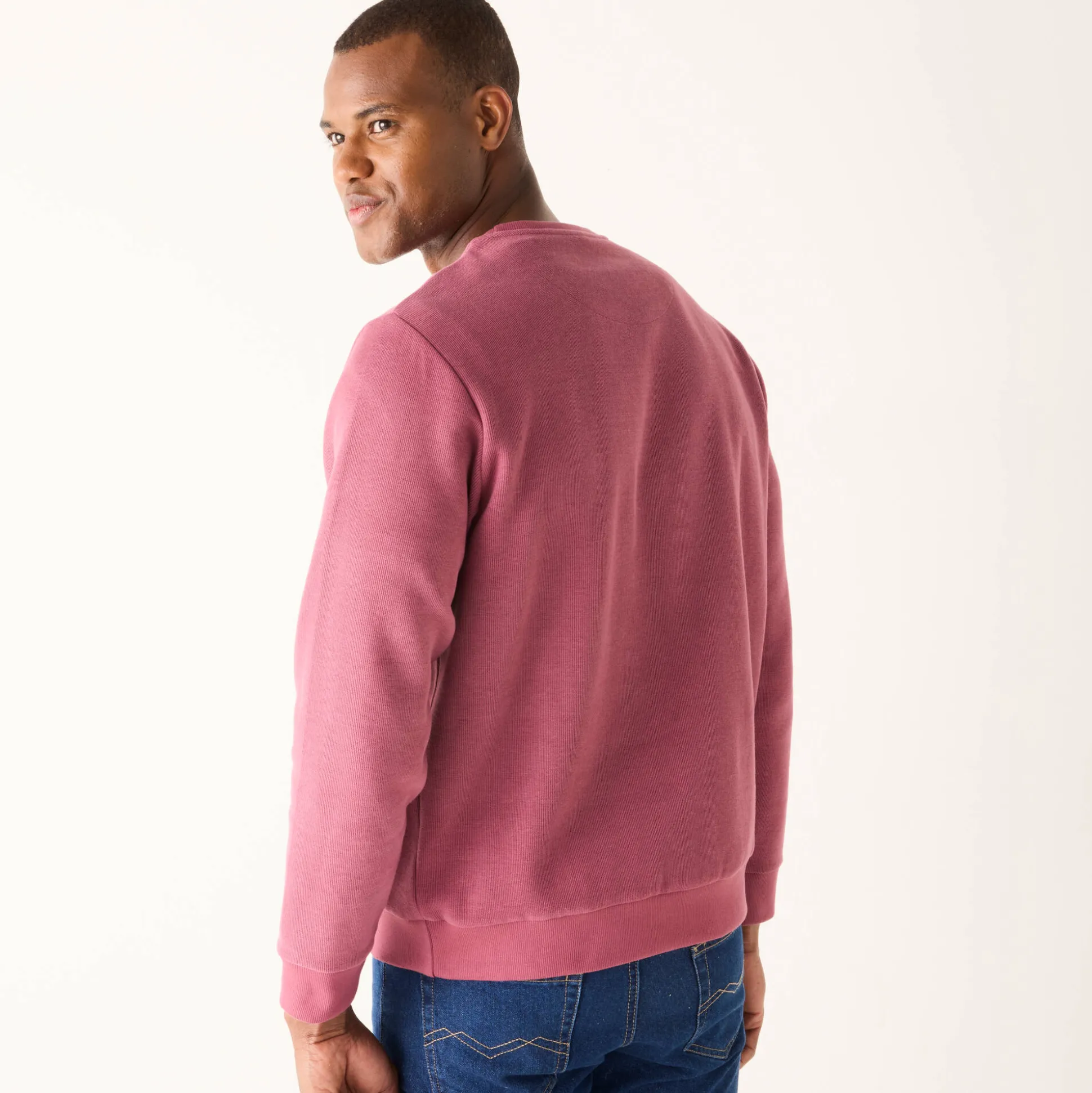 Warme sweater met ronde hals, borduursel op de borst, in ribtricot