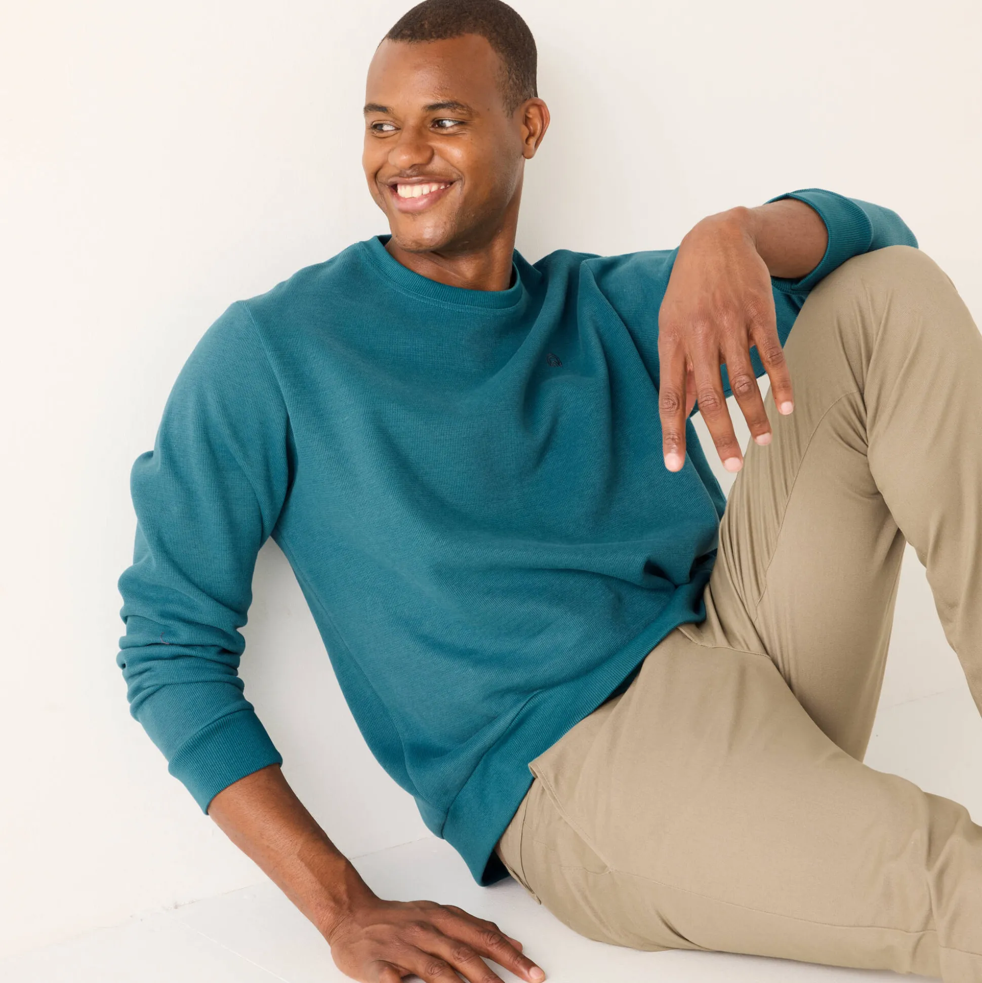 Warme sweater met ronde hals, borduursel op de borst, in ribtricot