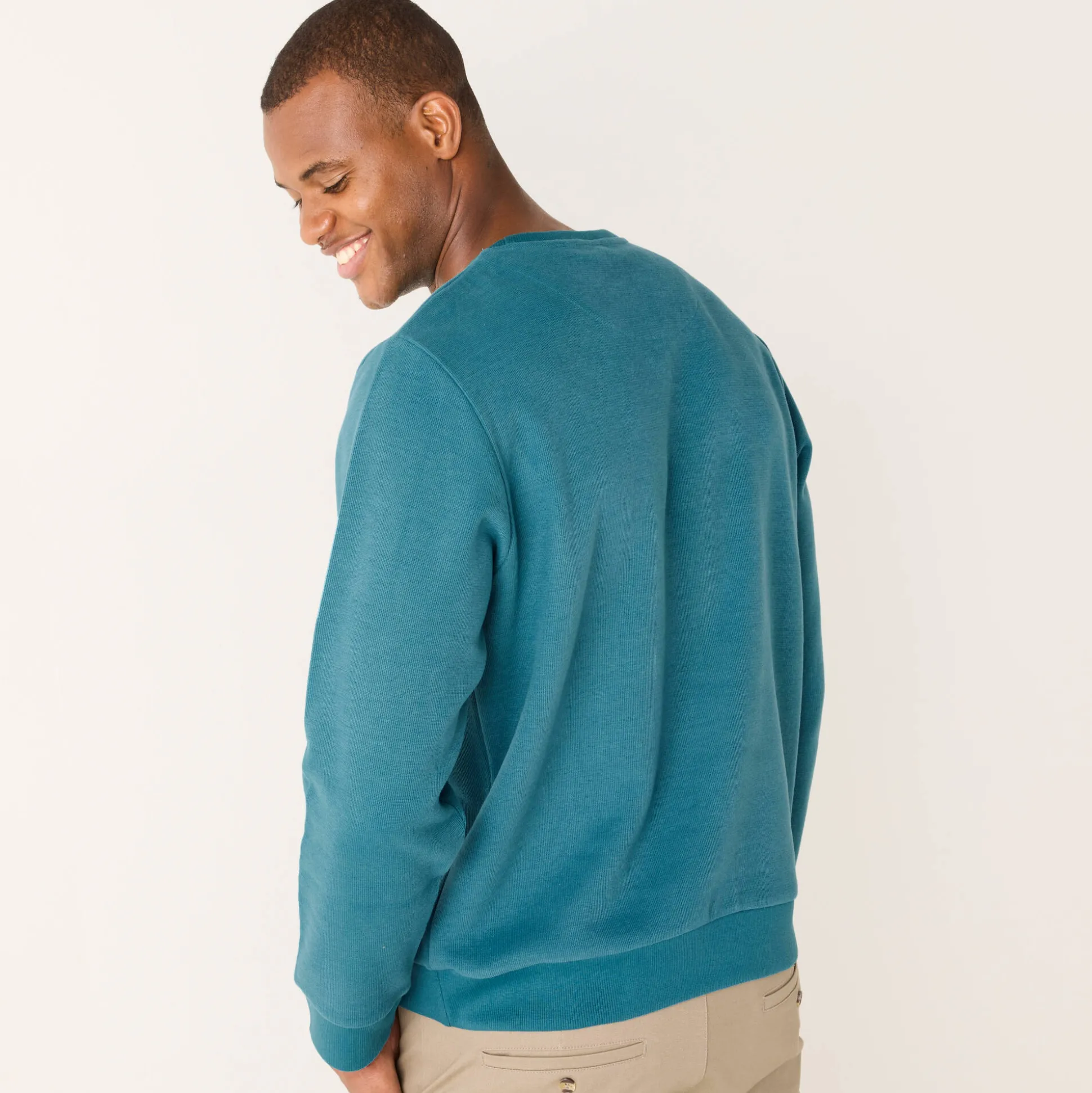 Warme sweater met ronde hals, borduursel op de borst, in ribtricot
