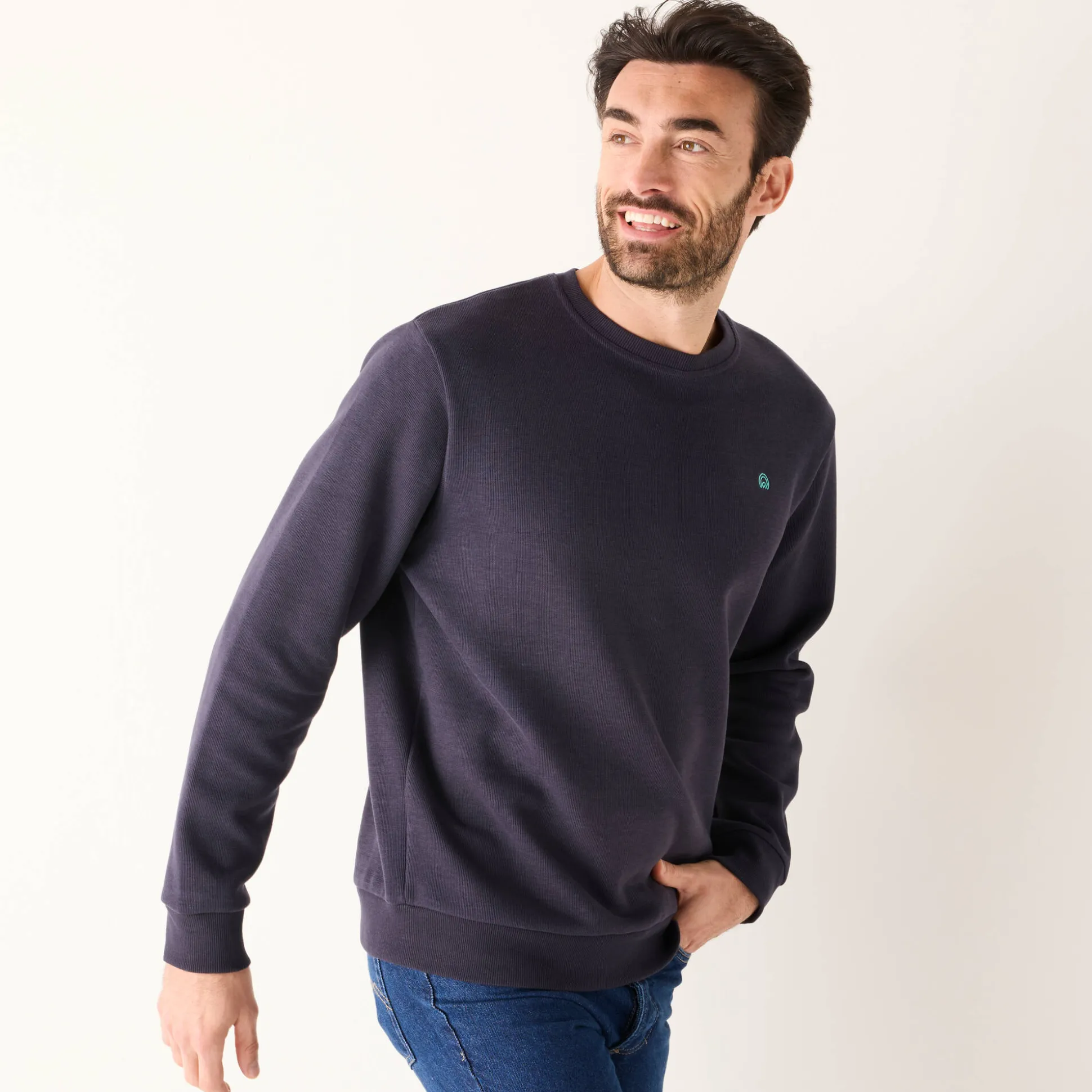 Warme sweater met ronde hals, borduursel op de borst, in ribtricot