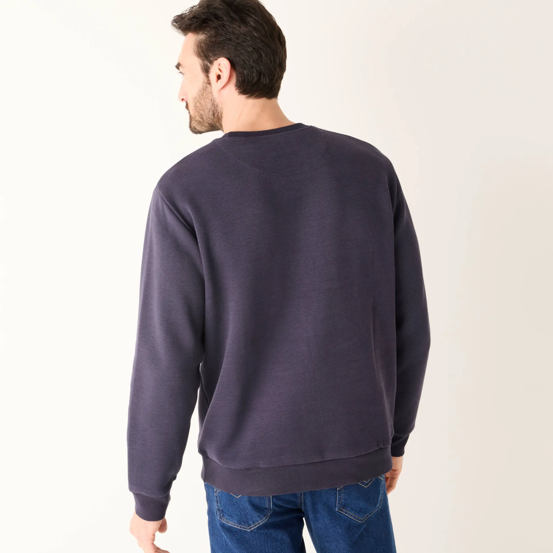 Warme sweater met ronde hals, borduursel op de borst, in ribtricot