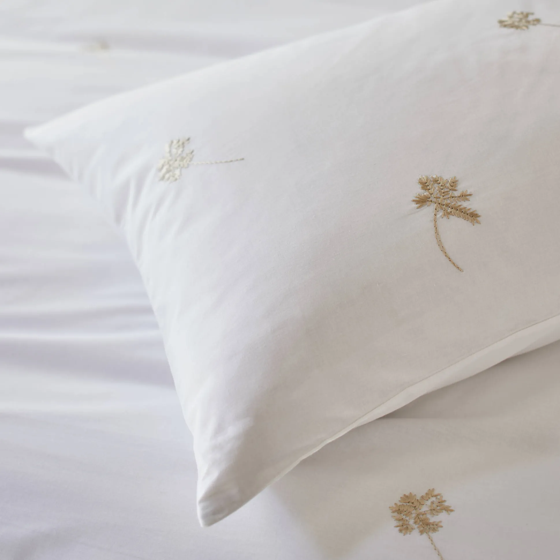 Wit bedlinnen met geborduurde bloemen Colombine®