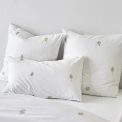 Wit bedlinnen met geborduurde bloemen Colombine®