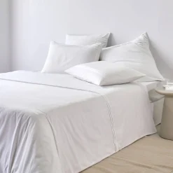 Wit bedlinnen met platte plooien Colombine®
